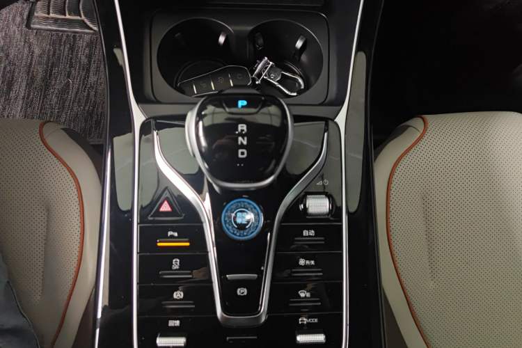 Used BYD Qin PLUS 2024 Honor Edition EV 510KM Leading Model Gear Lever