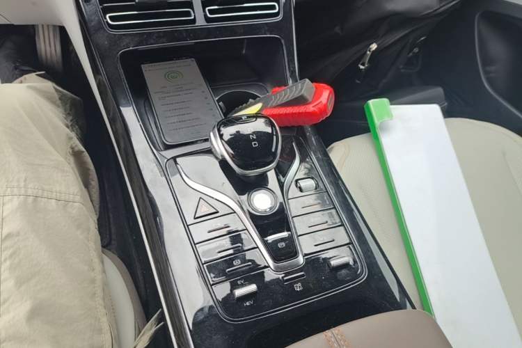 Used BYD Qin PLUS 2024 HONOR Edition DM-i 55KM Leading Model Gear Lever