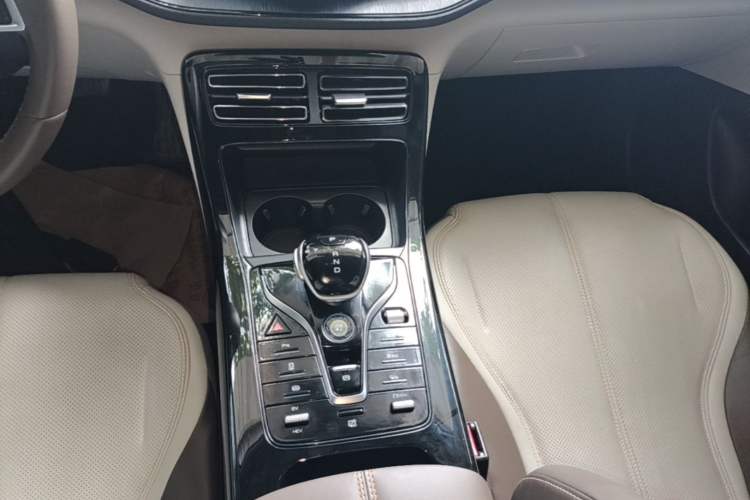 Used BYD Qin PLUS 2024 HONOR Edition DM-i 55KM Leading Model Gear Lever