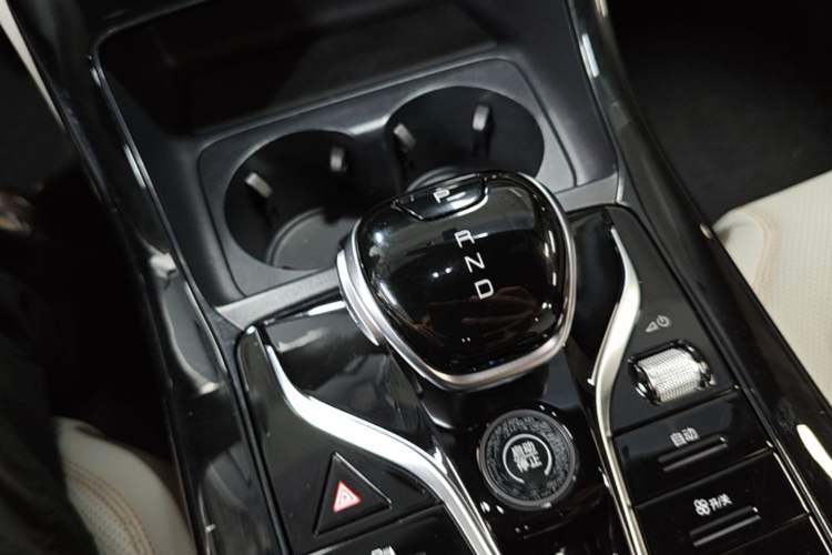 Used BYD Qin PLUS 2024 HONOR Edition DM-i 55KM Leading Model Gear Lever