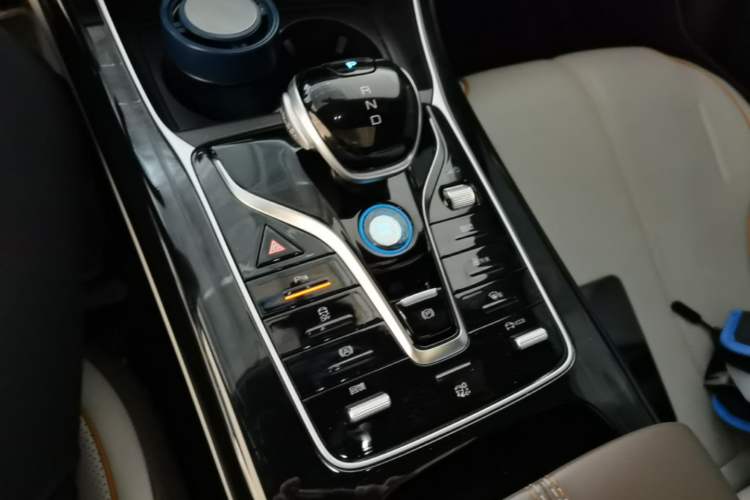 Used BYD Qin PLUS 2024 Honor Edition EV 420KM Beyond Model Gear Lever