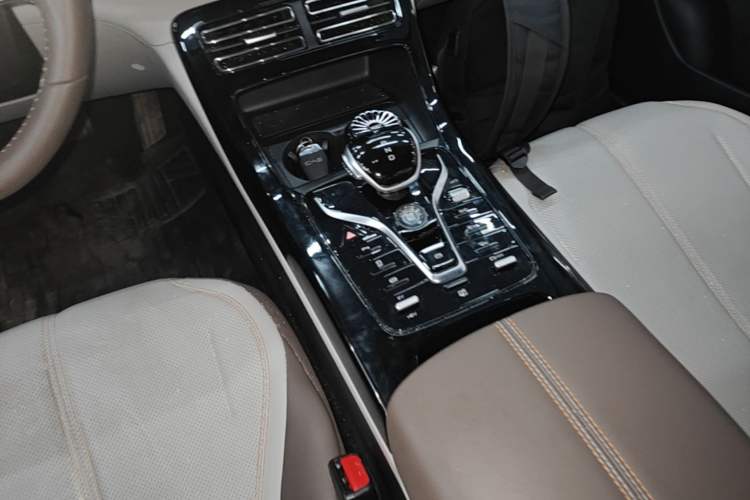 Used BYD Qin PLUS 2024 HONOR Edition DM-i 55KM Leading Model Gear Lever
