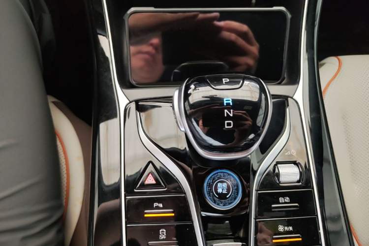 Used BYD Qin PLUS 2024 Honor Edition EV 420KM Leading Model Gear Lever