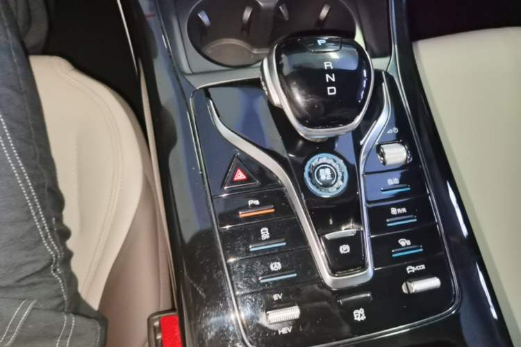 Used BYD Qin PLUS 2024 HONOR Edition DM-i 55KM Leading Model Gear Lever