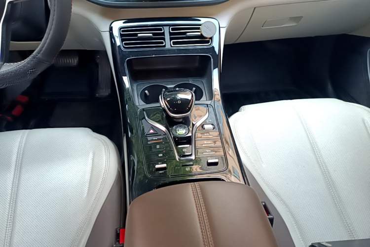 Used BYD Qin PLUS 2024 HONOR Edition DM-i 55KM Leading Model Gear Lever