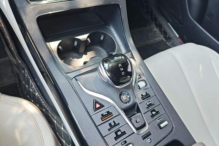Used BYD Qin PLUS 2024 HONOR Edition DM-i 55KM Leading Model Gear Lever