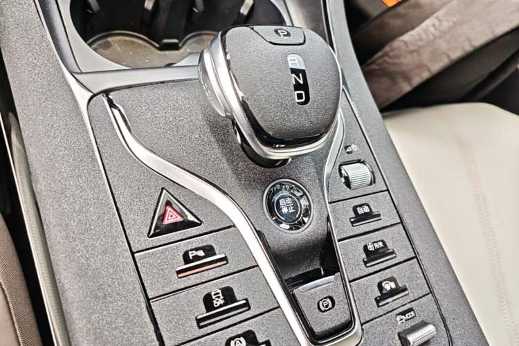 Used BYD Qin PLUS 2024 HONOR Edition DM-i 55KM Leading Model Gear Lever