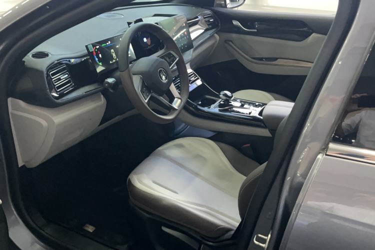 Used BYD Qin PLUS 2024 HONOR Edition DM-i 55KM Leading Model Interior 1