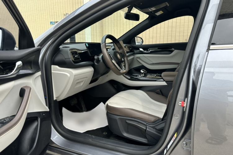 Used BYD Qin PLUS 2024 HONOR Edition DM-i 55KM Leading Model Interior 9