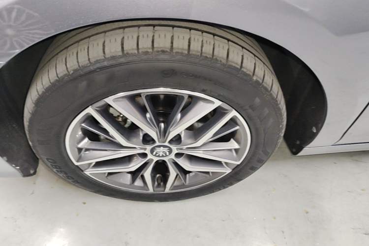 Used BYD Qin PLUS 2024 HONOR Edition DM-i 120KM Excellence Model Left Front Wheel Hub