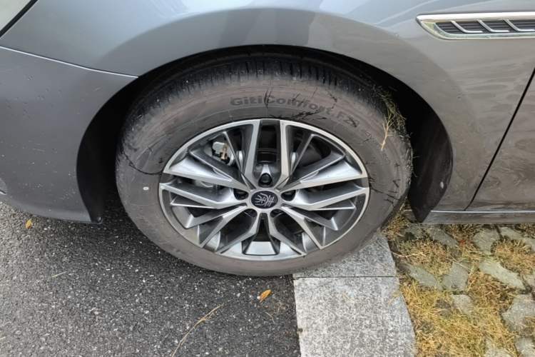 Used BYD Qin PLUS 2024 HONOR Edition DM-i 120KM Beyond Model Left Front Wheel Hub