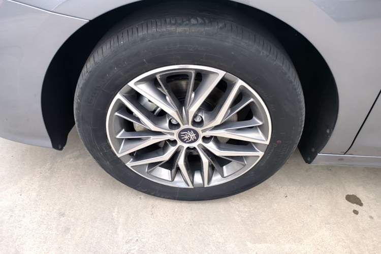 Used BYD Qin PLUS 2024 HONOR Edition DM-i 120KM Beyond Model Left Front Wheel Hub