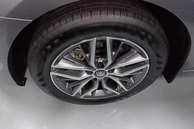 Used BYD Qin PLUS 2024 Honor Edition EV 420KM Leading Model Left Front Wheel Hub