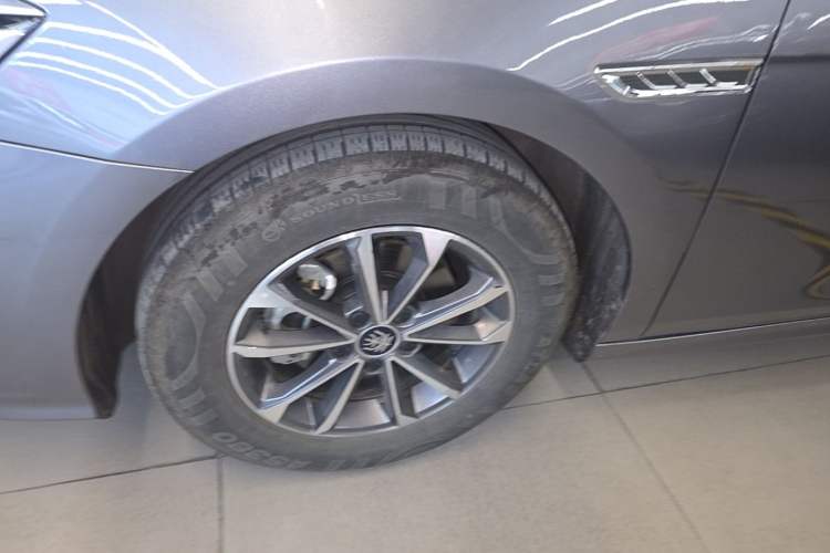 Used BYD Qin PLUS 2024 HONOR Edition DM-i 55KM Leading Model Left Front Wheel Hub