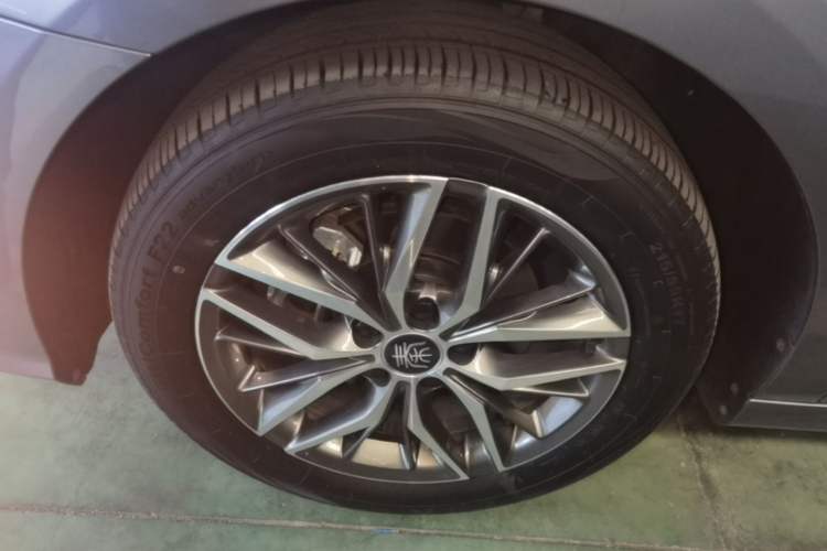 Used BYD Qin PLUS 2024 HONOR Edition DM-i 120KM Beyond Model Left Front Wheel Hub