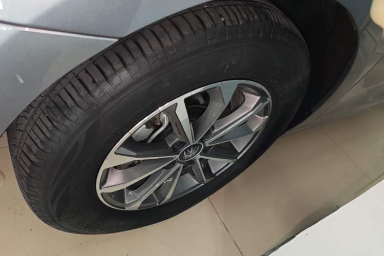 Used BYD Qin PLUS 2024 HONOR Edition DM-i 55KM Leading Model Left Front Wheel Hub