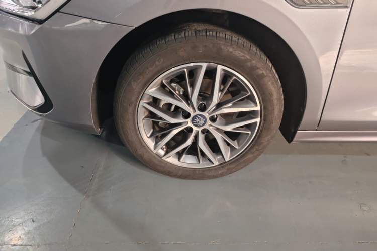 Used BYD Qin PLUS 2024 Honor Edition EV 420KM Leading Model Left Front Wheel Hub