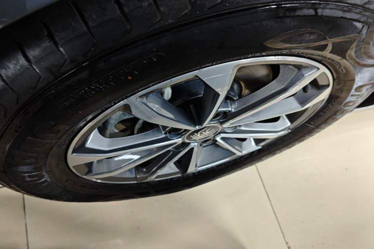 Used BYD Qin PLUS 2024 HONOR Edition DM-i 55KM Leading Model Left Front Wheel Hub