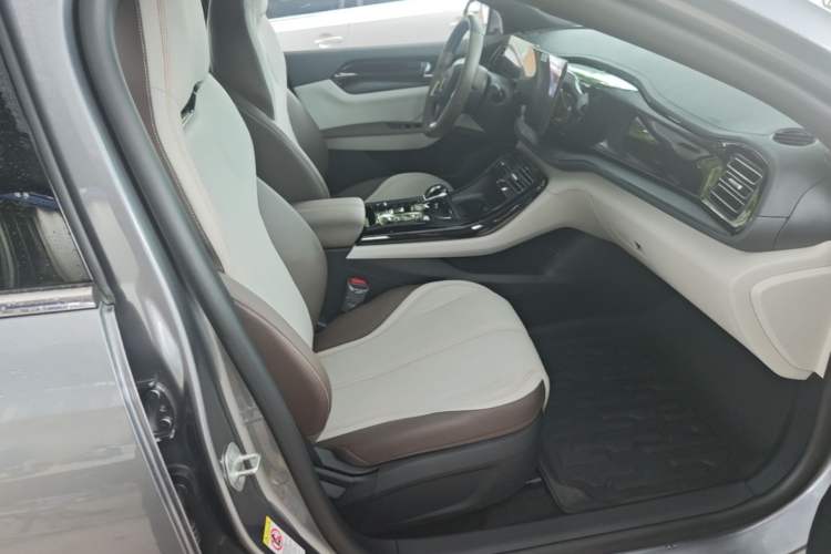 Used BYD Qin PLUS 2024 HONOR Edition DM-i 55KM Leading Model Right Front Seat