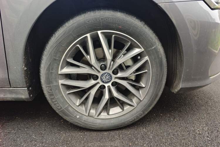Used BYD Qin PLUS 2024 HONOR Edition DM-i 120KM Beyond Model Right Front Wheel Hub