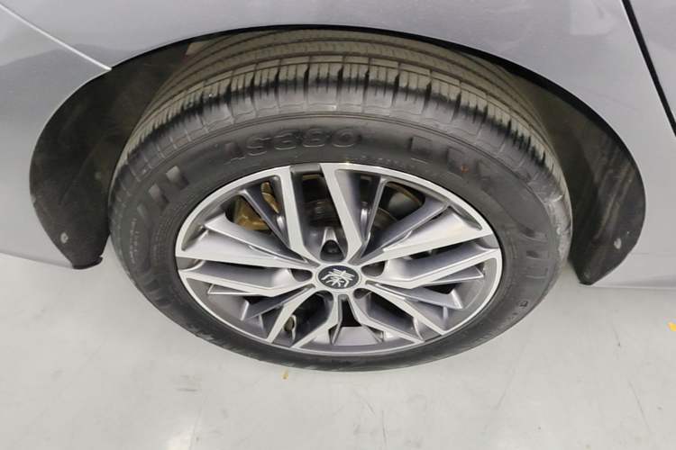 Used BYD Qin PLUS 2024 HONOR Edition DM-i 120KM Excellence Model Right Rear Wheel Hub
