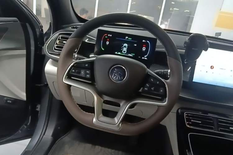 Used BYD Qin PLUS 2024 Honor Edition EV 420KM Leading Model Steering Wheel