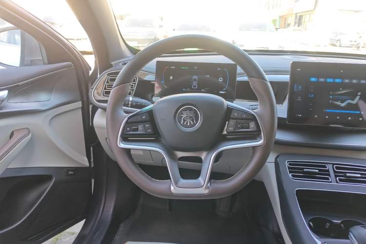 Used BYD Qin PLUS 2024 Honor Edition EV 420KM Leading Model Steering Wheel