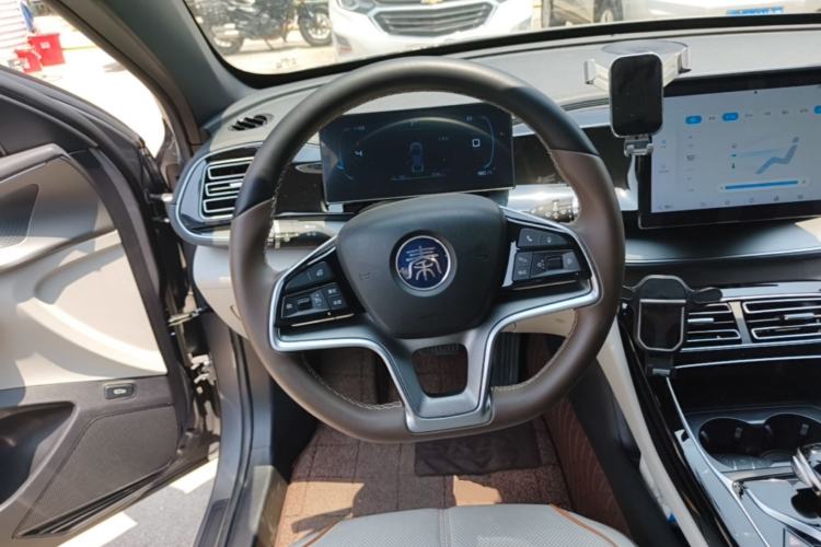 Used BYD Qin PLUS 2024 Honor Edition EV 420KM Leading Model Steering Wheel