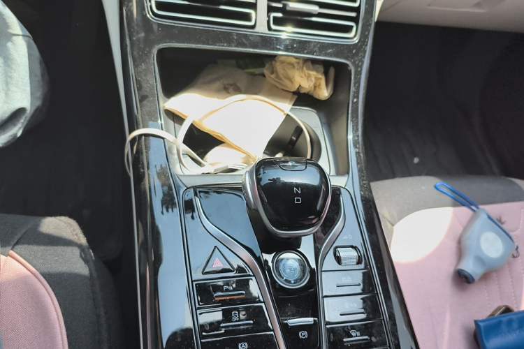 Used BYD Qin PLUS 2024 HONOR Edition DM-i 55KM Leading Model Gear Lever