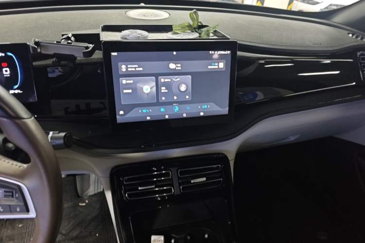 Used BYD Qin PLUS 2024 HONOR Edition DM-i 55KM Leading Model Audio And AC Panel