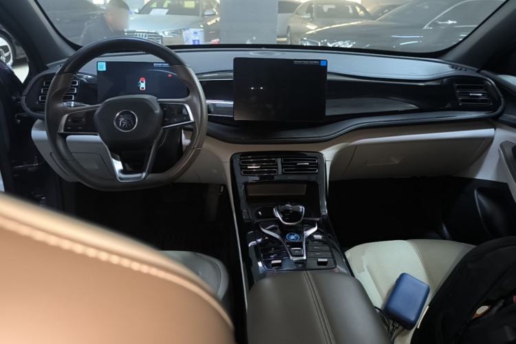 Used BYD Qin PLUS 2024 HONOR Edition DM-i 55KM Leading Model Center Console