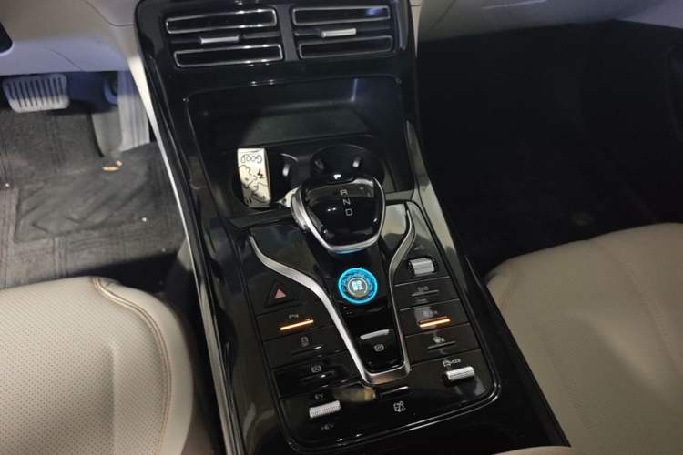 Used BYD Qin PLUS 2024 HONOR Edition DM-i 55KM Leading Model Gear Lever