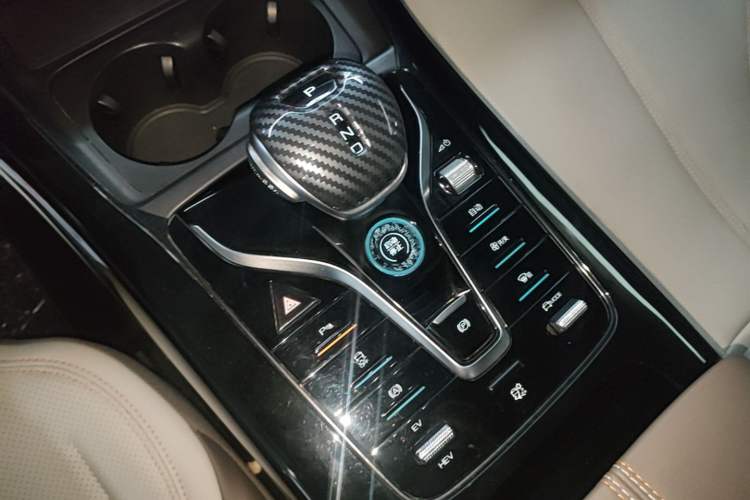 Used BYD Qin PLUS 2024 HONOR Edition DM-i 55KM Leading Model Gear Lever