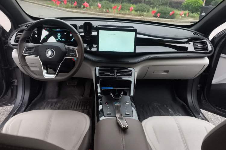 Used BYD Qin PLUS 2024 HONOR Edition DM-i 55KM Leading Model Center Console