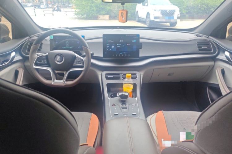 Used BYD Qin PLUS 2024 Honor Edition EV 510KM Leading Model Center Console