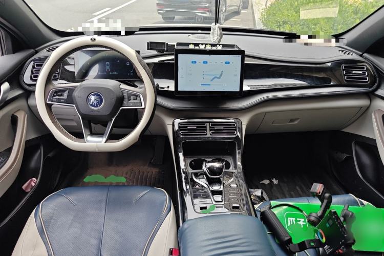 Used BYD Qin PLUS 2024 HONOR Edition DM-i 55KM Leading Model Center Console