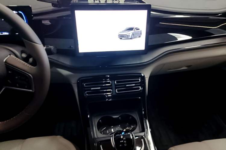 Used BYD Qin PLUS 2024 HONOR Edition DM-i 55KM Leading Model Audio And AC Panel
