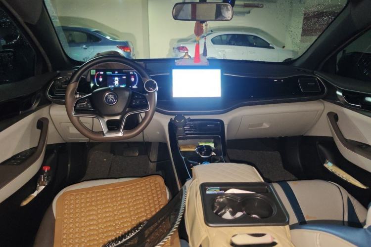Used BYD Qin PLUS 2024 Honor Edition EV 420KM Leading Model Center Console
