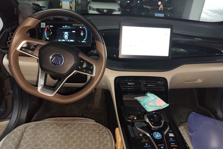 Used BYD Qin PLUS 2024 HONOR Edition DM-i 55KM Leading Model Center Console