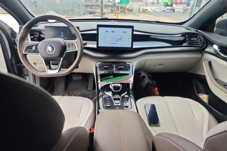 Used BYD Qin PLUS 2024 HONOR Edition DM-i 55KM Leading Model Center Console