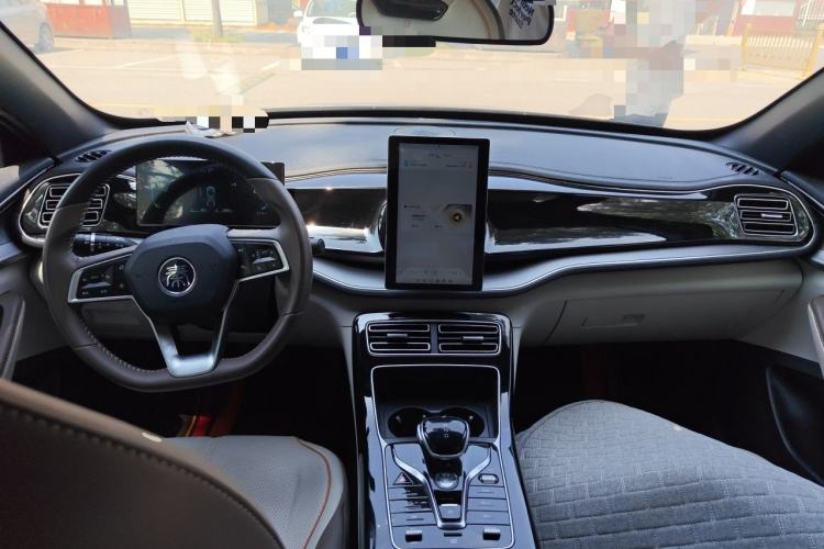 Used BYD Qin PLUS 2024 HONOR Edition DM-i 55KM Beyond Model Center Console