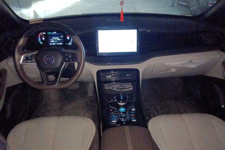 Used BYD Qin PLUS 2024 HONOR Edition DM-i 55KM Leading Model Center Console