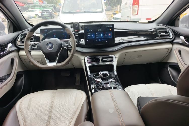 Used BYD Qin PLUS 2024 HONOR Edition DM-i 55KM Leading Model Center Console