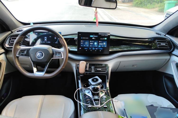 Used BYD Qin PLUS 2024 HONOR Edition DM-i 55KM Leading Model Center Console