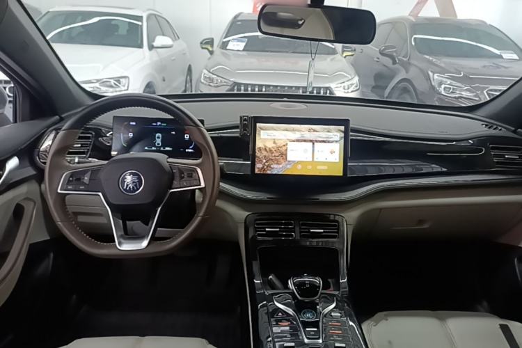 Used BYD Qin PLUS 2024 HONOR Edition DM-i 55KM Leading Model Center Console