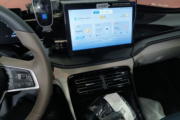 Used BYD Qin PLUS 2024 HONOR Edition DM-i 55KM Leading Model Center Console