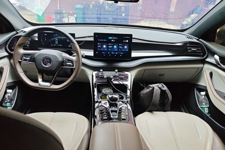Used BYD Qin PLUS 2024 HONOR Edition DM-i 55KM Leading Model Center Console