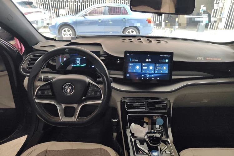 Used BYD Qin PLUS 2024 Honor Edition EV 420KM Leading Model Center Console