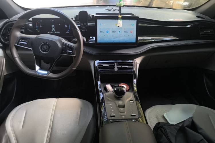 Used BYD Qin PLUS 2024 HONOR Edition DM-i 55KM Leading Model Center Console