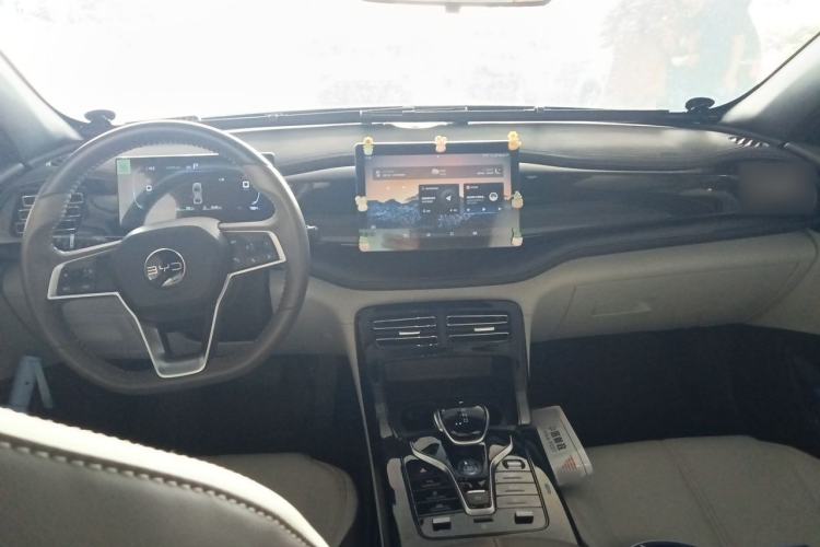 Used BYD Qin PLUS 2024 HONOR Edition DM-i 55KM Leading Model Center Console